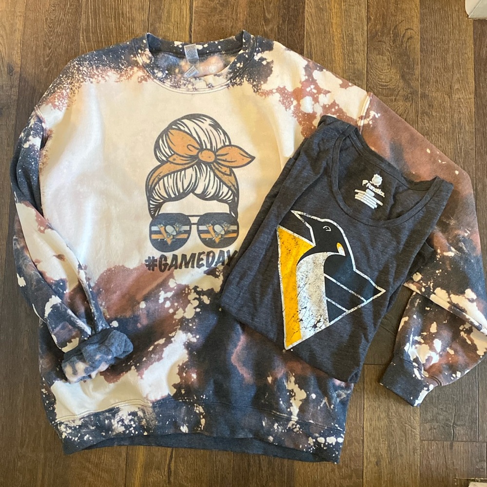 Women’s Pittsburgh Penguins Screen crew neck sweatshirt and T-shirt Bundle